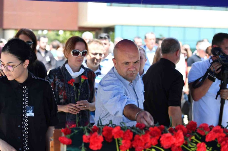Konyaaltı Belediyesi Eski Başkan Yardımcısı Saygılı, Gözyaşları İçinde Son Yolculuğuna Uğurlandı