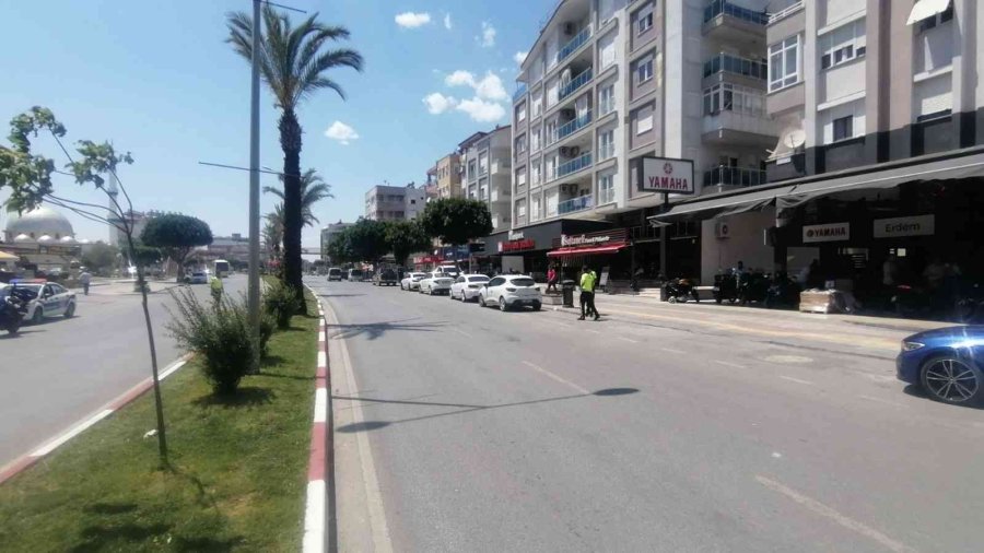 Seyir Halinde Otomobile Temas Eden Motosiklet, Yolda Sürüklenip Refüje Çıktı: 1 Yaralı