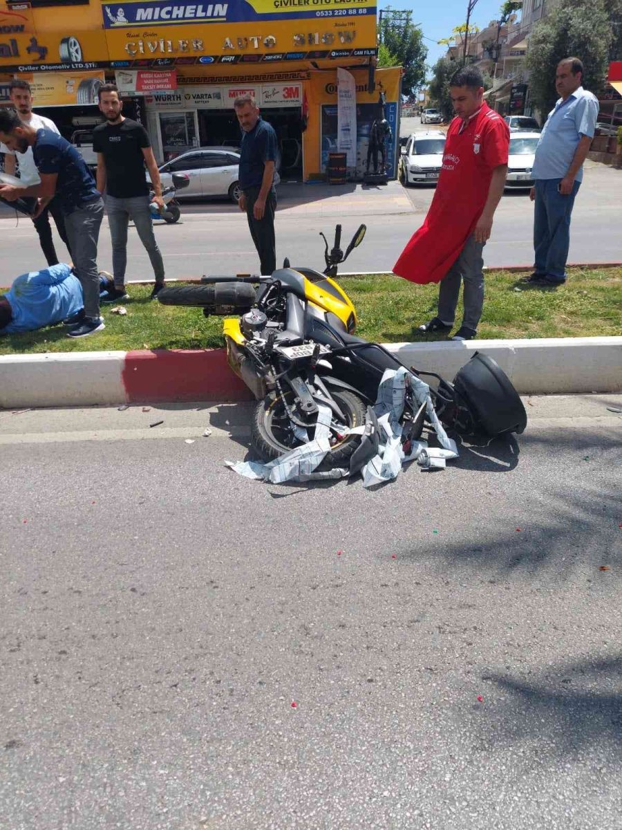 Seyir Halinde Otomobile Temas Eden Motosiklet, Yolda Sürüklenip Refüje Çıktı: 1 Yaralı