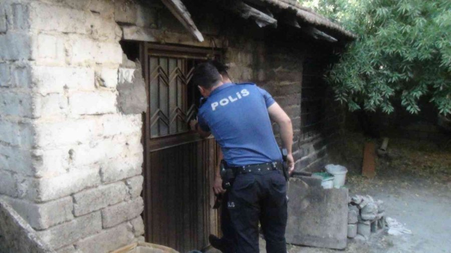 Elinde Alkol Şişesiye Sokakta Ateş Edip Arkadaşını Vurdu, Seken Saçma 11 Yaşındaki Çocuğu Da Yaraladı