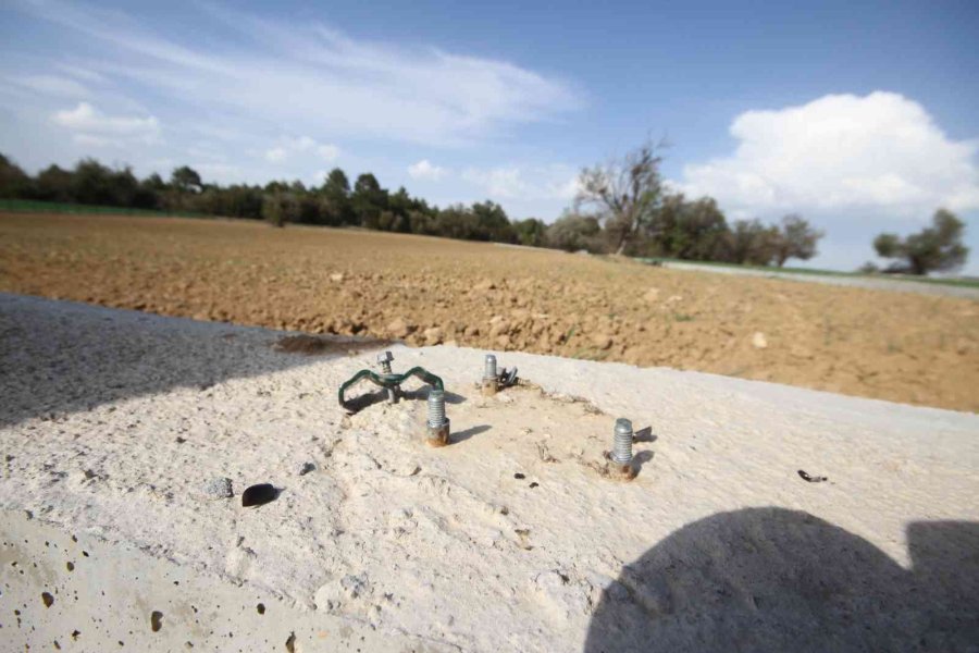 Tarlasından Tel Örgüleri Çalınan Tarla Sahibi Hırsızlara Teessüf Etti