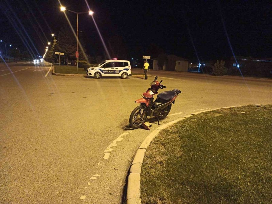 Konya’da Hafif Ticari Araç Motosiklet İle Çarpıştı: 2 Yaralı