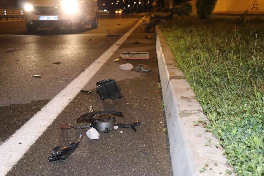 Önündeki Araçta Eşinin Kaza Yaptığını Görünce Kendisi De Kaza Yaptı: 2 Yaralı