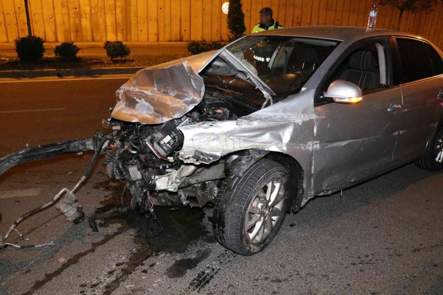 Önündeki Araçta Eşinin Kaza Yaptığını Görünce Kendisi De Kaza Yaptı: 2 Yaralı
