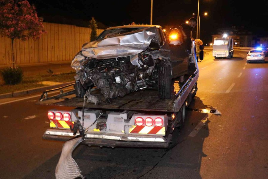 Önündeki Araçta Eşinin Kaza Yaptığını Görünce Kendisi De Kaza Yaptı: 2 Yaralı