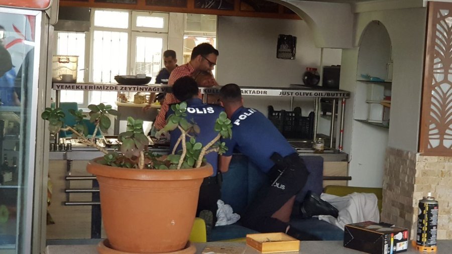 Elinde Bıçakla Girdiği Boş Oteli Yakmakla Tehdit Etti, Polisin Müdahalesiyle Etkisiz Hale Getirildi