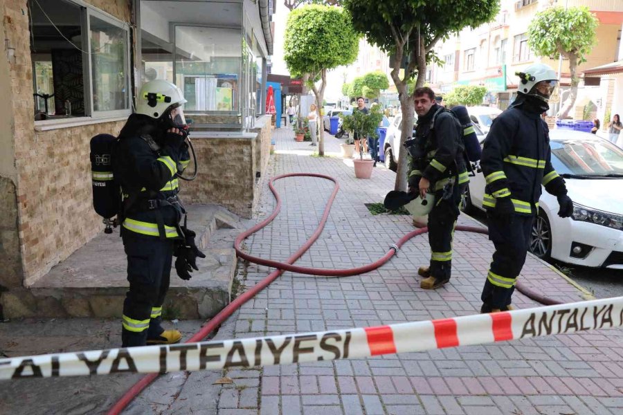 Elinde Bıçakla Girdiği Boş Oteli Yakmakla Tehdit Etti, Polisin Müdahalesiyle Etkisiz Hale Getirildi