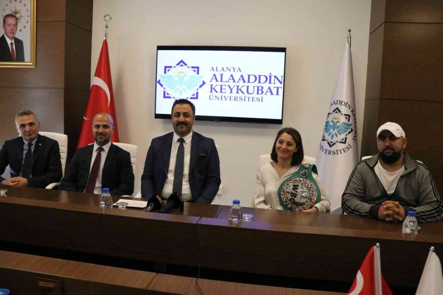 Türkiye’nin İlk Wbc Kadın Şampiyonu Çetin, Dünya Şampiyonu Serrona’ya Meydan Okudu