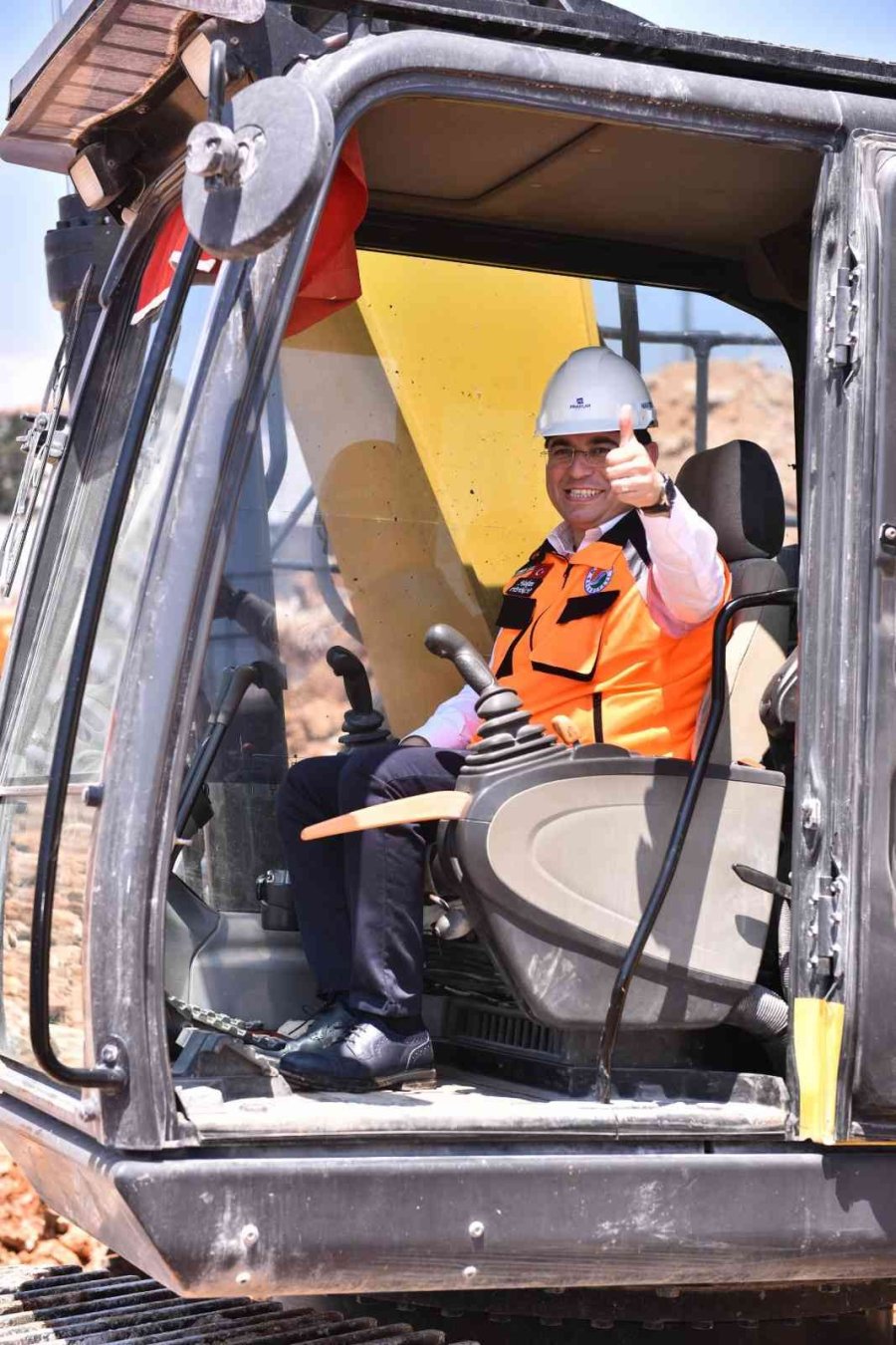 Başkan Tütüncü, Antalya’nın En Büyük Kütüphanesine İlk Kazmayı Vurdu