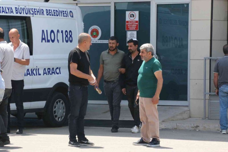 Parkta Çıkan Tartışmada Bıçaklanan 2 Çocuk Babası Adam Hayatını Kaybetti