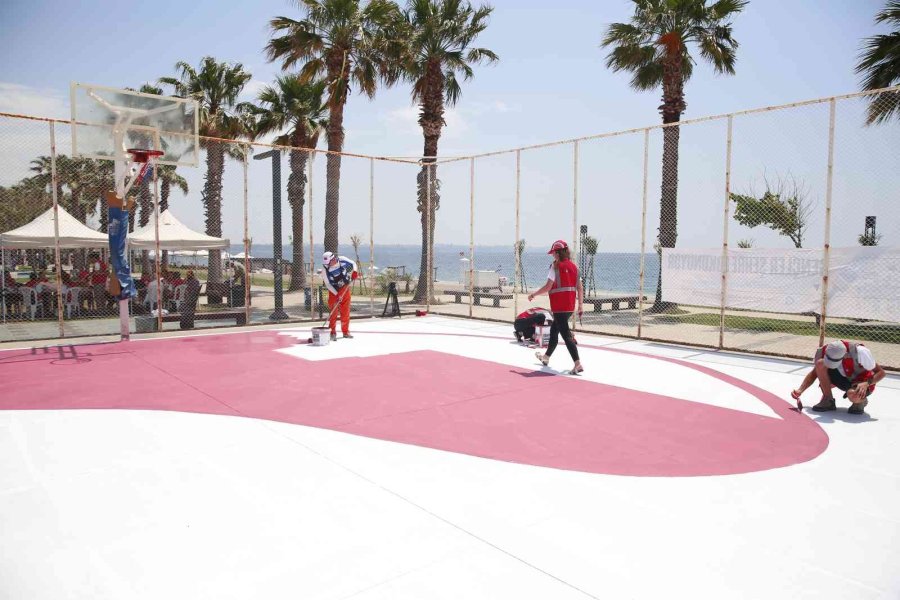 Gönüllü Gençler Basketbol Sahalarını Boyadı