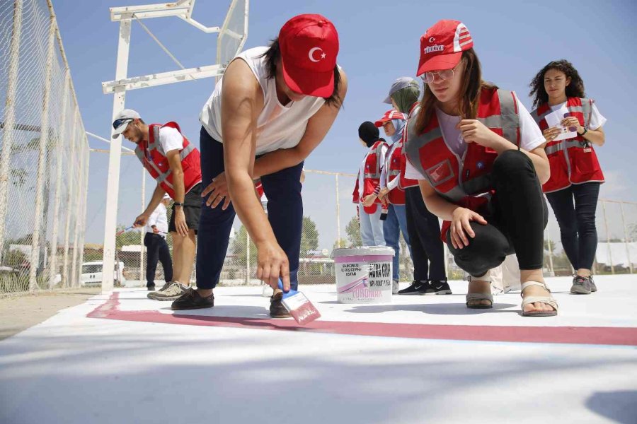 Gönüllü Gençler Basketbol Sahalarını Boyadı