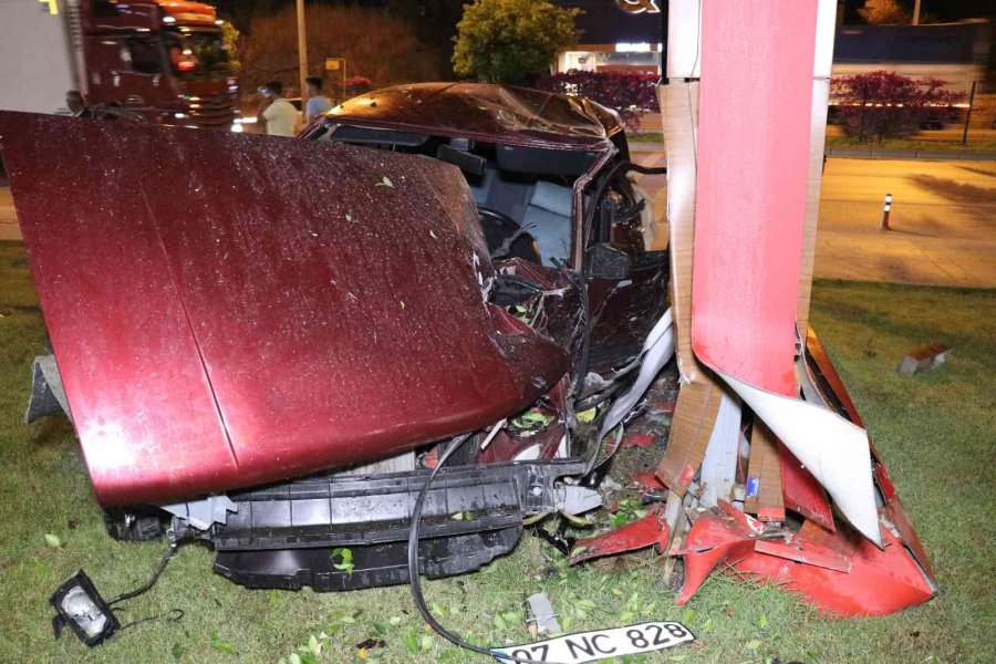 Yoldan Çıkan Otomobil Adliye Tabelasına Çarparak Durabildi