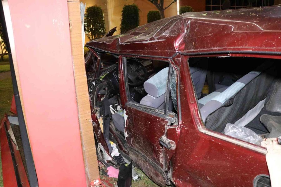 Yoldan Çıkan Otomobil Adliye Tabelasına Çarparak Durabildi