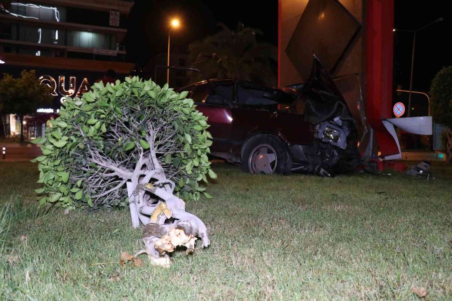 Yoldan Çıkan Otomobil Adliye Tabelasına Çarparak Durabildi