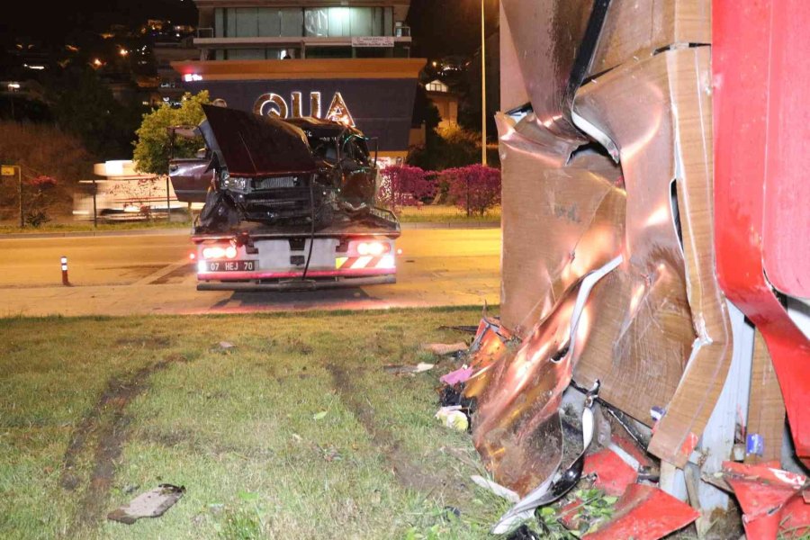 Yoldan Çıkan Otomobil Adliye Tabelasına Çarparak Durabildi