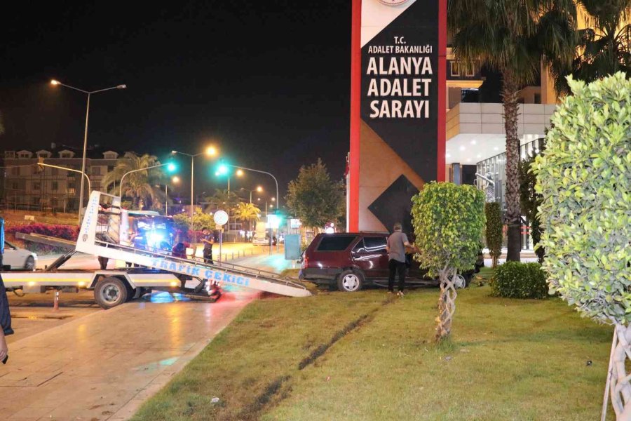 Yoldan Çıkan Otomobil Adliye Tabelasına Çarparak Durabildi