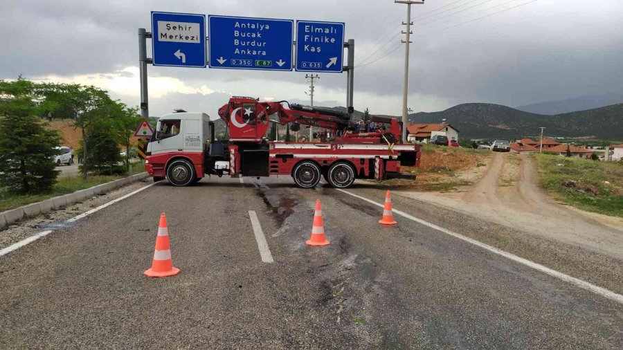 Antalya’da Romanya Uyruklu Turistleri Taşıyan Midibüs Devrildi: 22 Yaralı