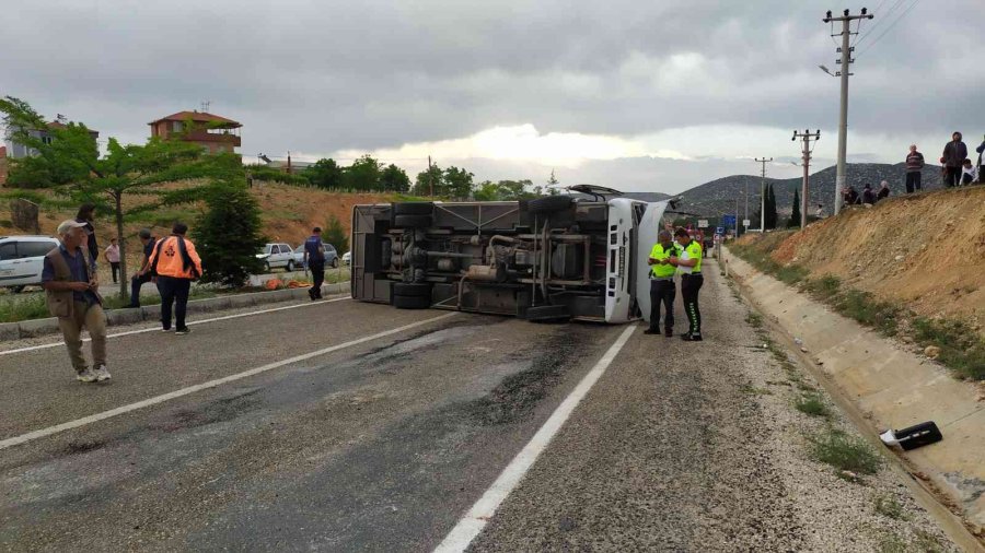 Antalya’da Romanya Uyruklu Turistleri Taşıyan Midibüs Devrildi: 22 Yaralı