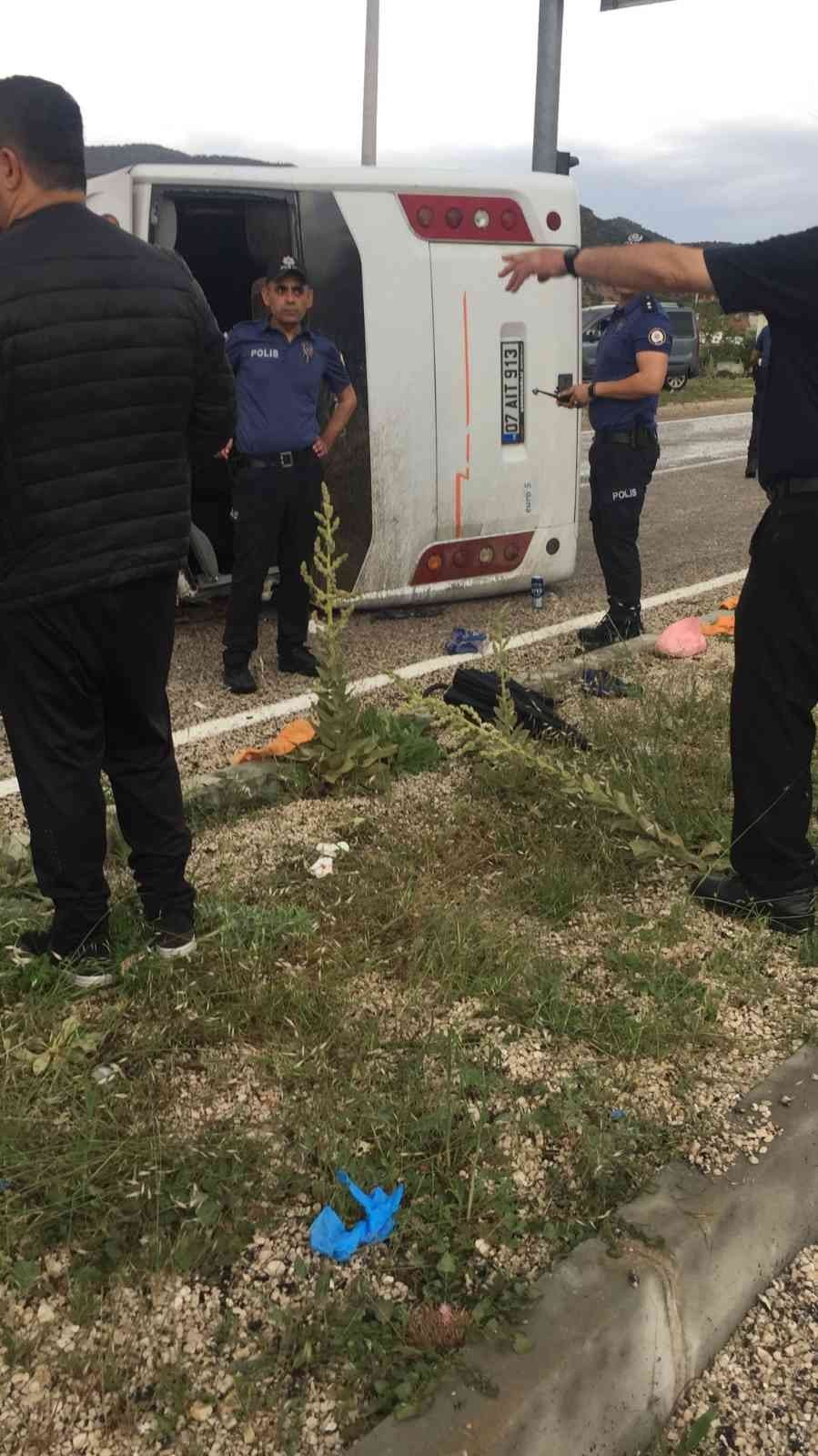 Antalya’da Romanya Uyruklu Turistleri Taşıyan Midibüs Devrildi: 22 Yaralı