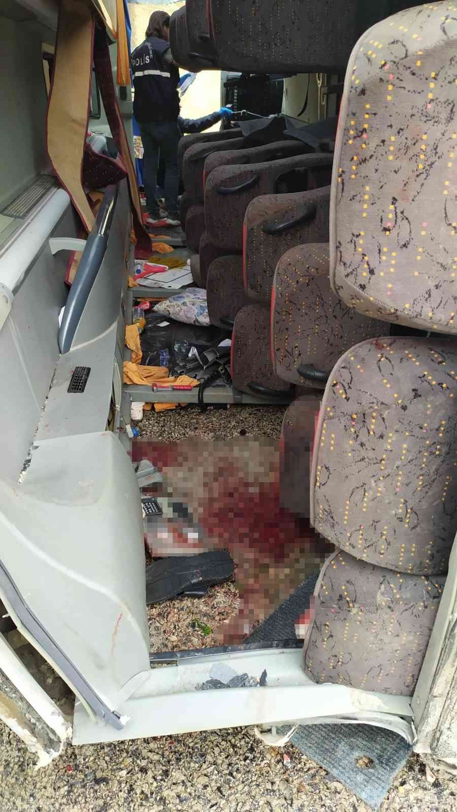 Antalya’da Romanya Uyruklu Turistleri Taşıyan Midibüs Devrildi: 22 Yaralı