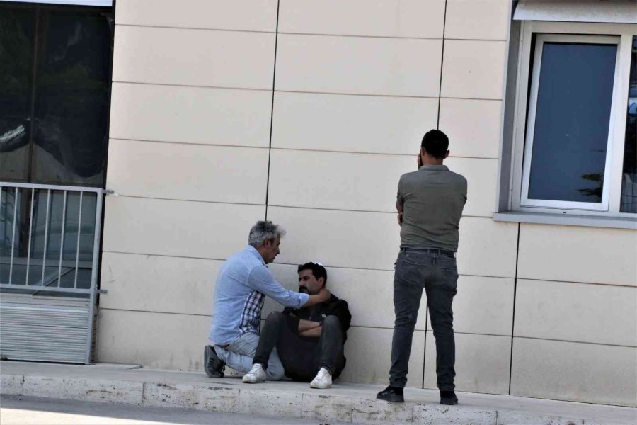 Parkta Çıkan Tartışmada Bıçaklanan 2 Çocuk Babası Adam Hayatını Kaybetti