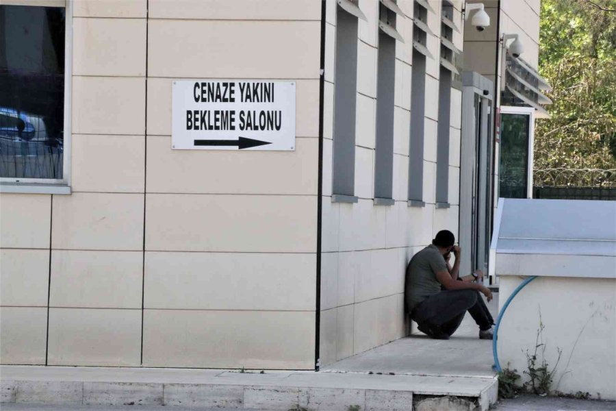 Parkta Çıkan Tartışmada Bıçaklanan 2 Çocuk Babası Adam Hayatını Kaybetti