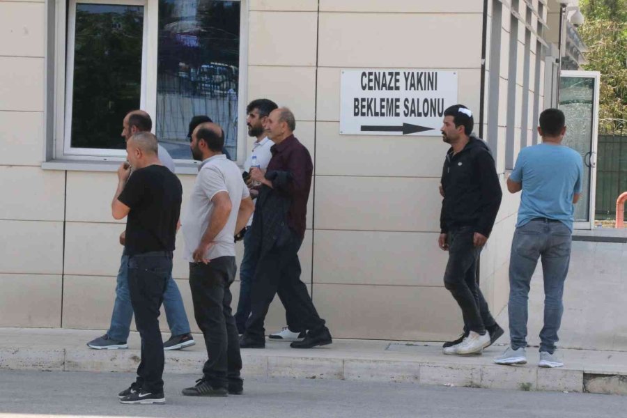 Parkta Çıkan Tartışmada Bıçaklanan 2 Çocuk Babası Adam Hayatını Kaybetti