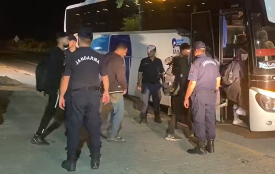 Alanya’da Yakalanan 36 Kaçak Göçmen İl Göç İdaresi Müdürlüğüne Gönderildi
