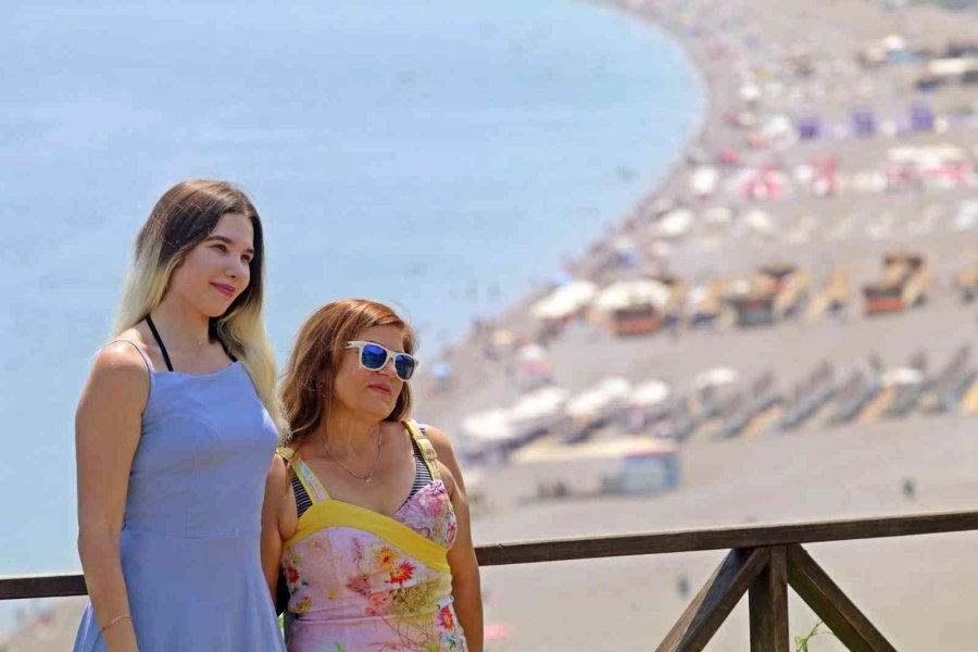 Antalya’da Termometreler 36 Dereceyi Gösterdi, Tatilciler Sahillere Akın Etti