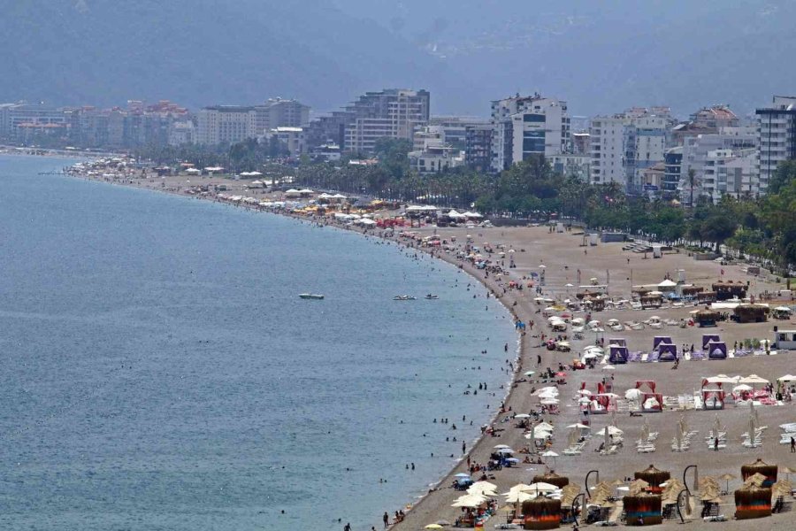 Antalya’da Termometreler 36 Dereceyi Gösterdi, Tatilciler Sahillere Akın Etti