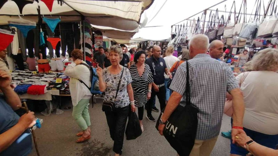 İsveçli Kadın Turist, Alışveriş İçin Geldiği Pazarda Çantasından Oldu