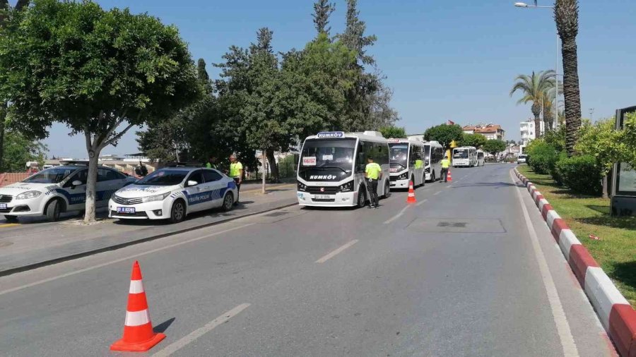Ağzına Kadar Turist Dolu Minibüs Polise Yakalandı, Araç 15 Gün Trafikten Men Edildi