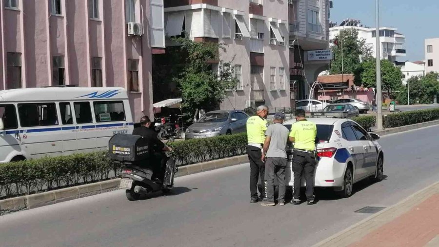 Ağzına Kadar Turist Dolu Minibüs Polise Yakalandı, Araç 15 Gün Trafikten Men Edildi