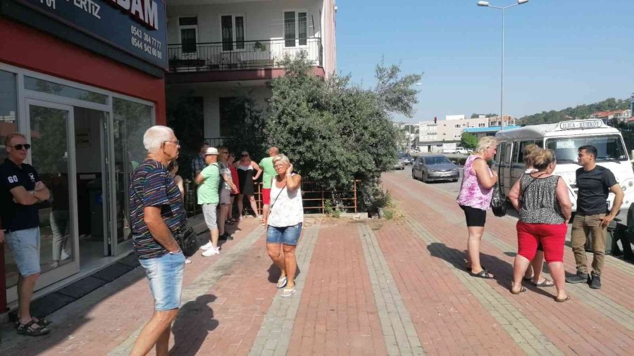 Ağzına Kadar Turist Dolu Minibüs Polise Yakalandı, Araç 15 Gün Trafikten Men Edildi