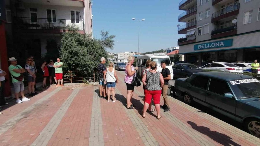 Ağzına Kadar Turist Dolu Minibüs Polise Yakalandı, Araç 15 Gün Trafikten Men Edildi