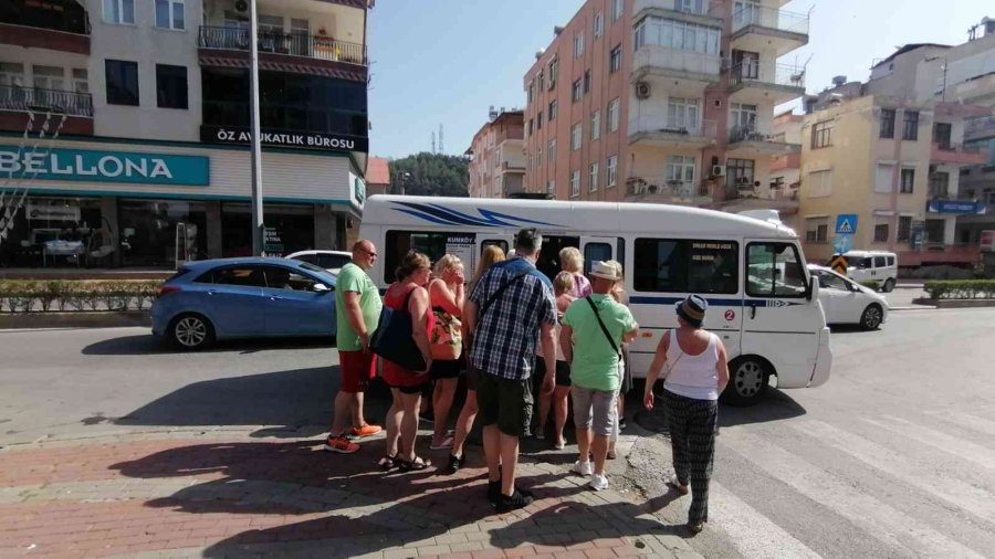 Ağzına Kadar Turist Dolu Minibüs Polise Yakalandı, Araç 15 Gün Trafikten Men Edildi
