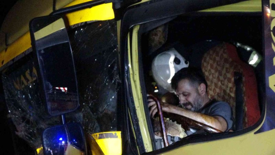 Tıra Arkadan Çarpan Kamyon Sürücüsü Araç İçinde Sıkıştı