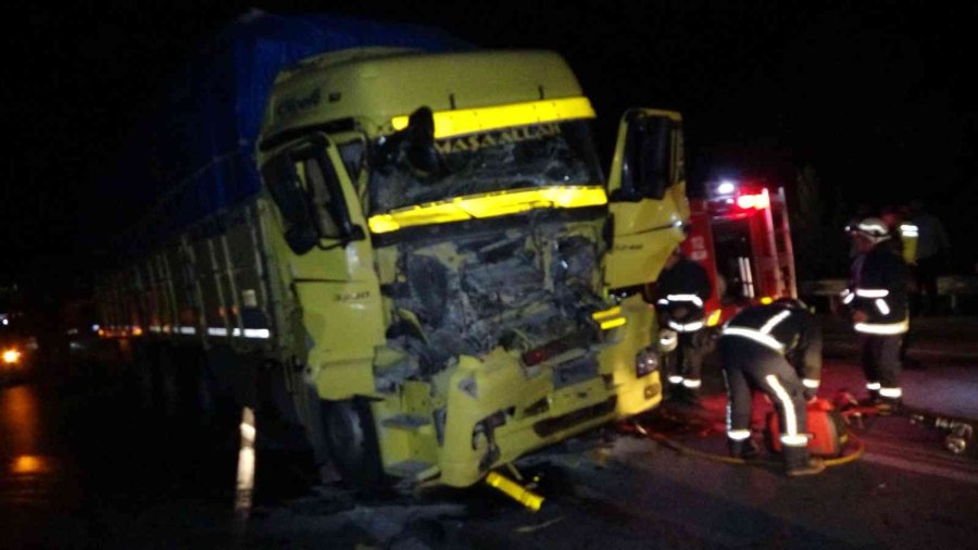 Tıra Arkadan Çarpan Kamyon Sürücüsü Araç İçinde Sıkıştı