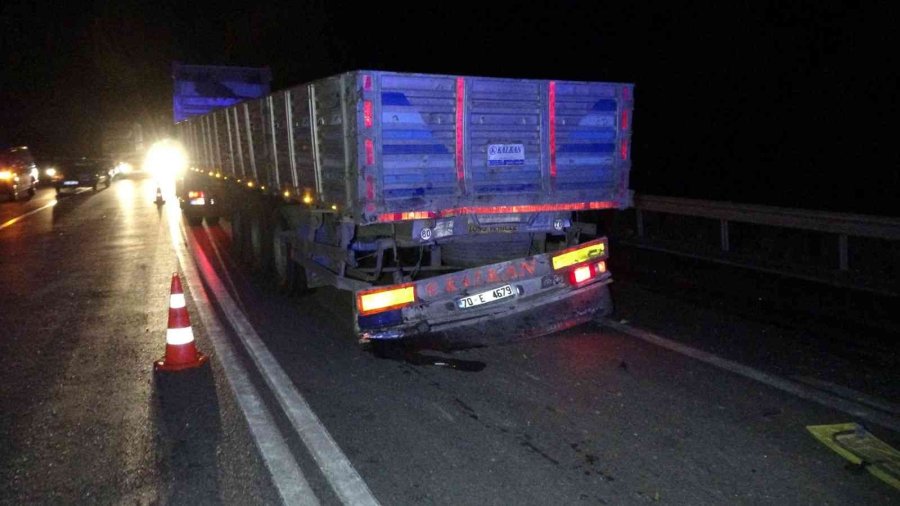 Tıra Arkadan Çarpan Kamyon Sürücüsü Araç İçinde Sıkıştı