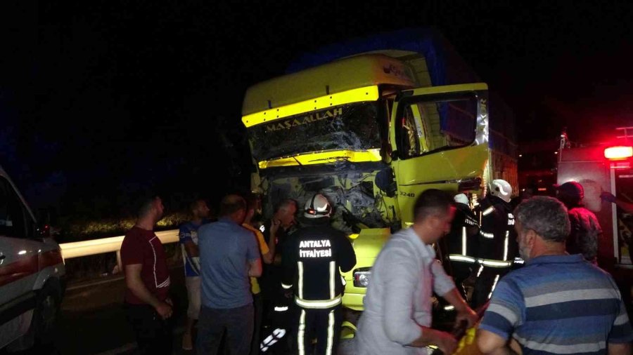 Tıra Arkadan Çarpan Kamyon Sürücüsü Araç İçinde Sıkıştı