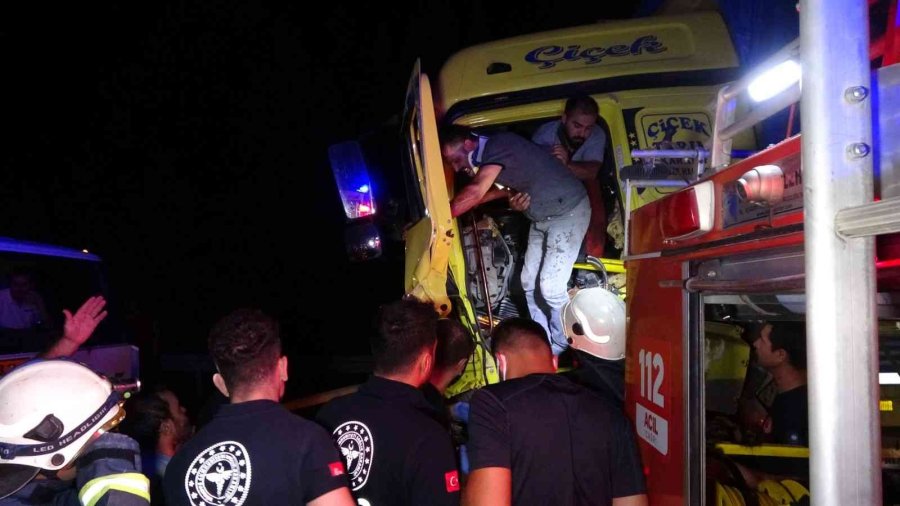 Tıra Arkadan Çarpan Kamyon Sürücüsü Araç İçinde Sıkıştı