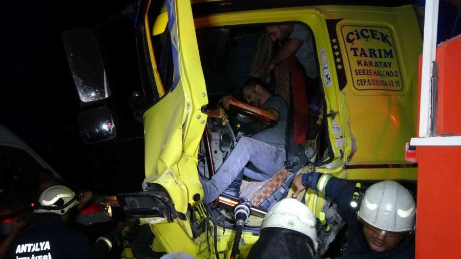 Tıra Arkadan Çarpan Kamyon Sürücüsü Araç İçinde Sıkıştı