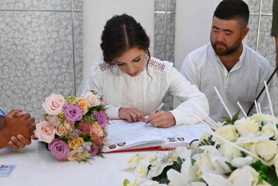 Savaş Değil Aşk Kazandı, Ukraynalı Ve Rus Aşıklar Antalya’da Evlendi