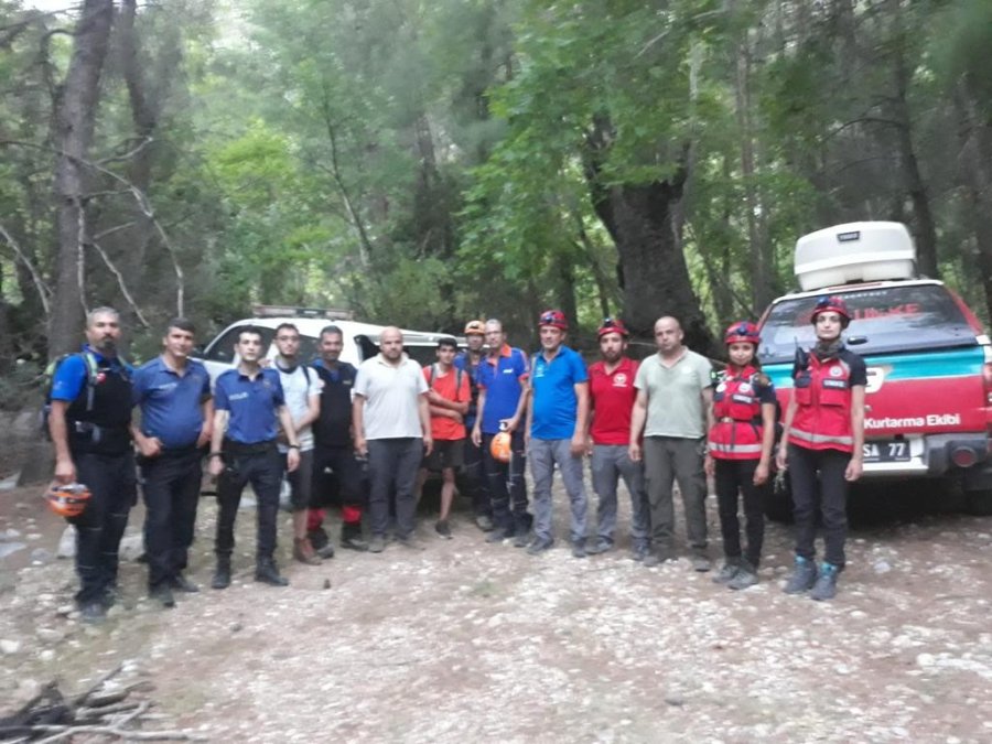 Yürüyüşe Çıktıkları Ormanlık Alanda Yönlerini Kaybedip Dağlık Alanda Mahsur Kaldılar