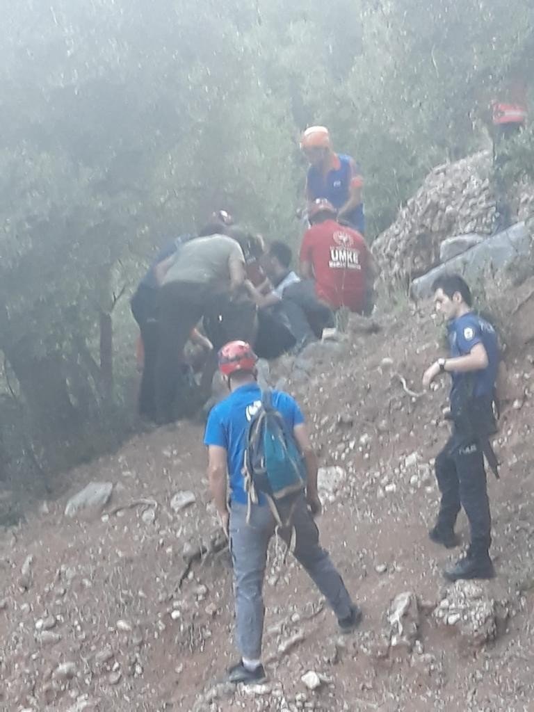 Yürüyüşe Çıktıkları Ormanlık Alanda Yönlerini Kaybedip Dağlık Alanda Mahsur Kaldılar