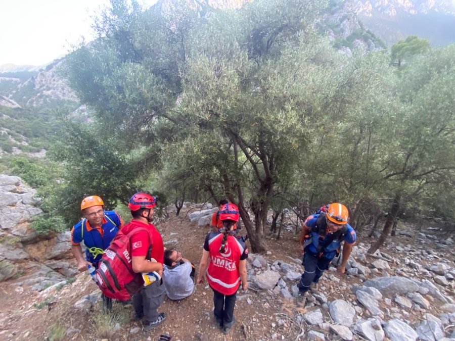 Yürüyüşe Çıktıkları Ormanlık Alanda Yönlerini Kaybedip Dağlık Alanda Mahsur Kaldılar