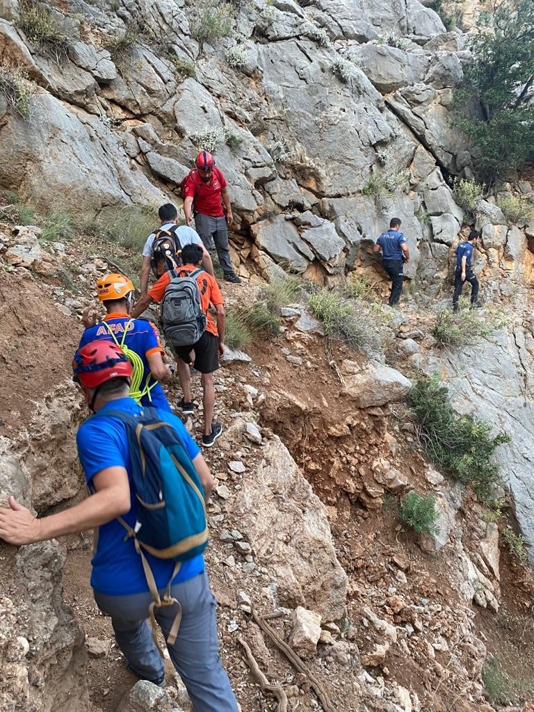 Yürüyüşe Çıktıkları Ormanlık Alanda Yönlerini Kaybedip Dağlık Alanda Mahsur Kaldılar