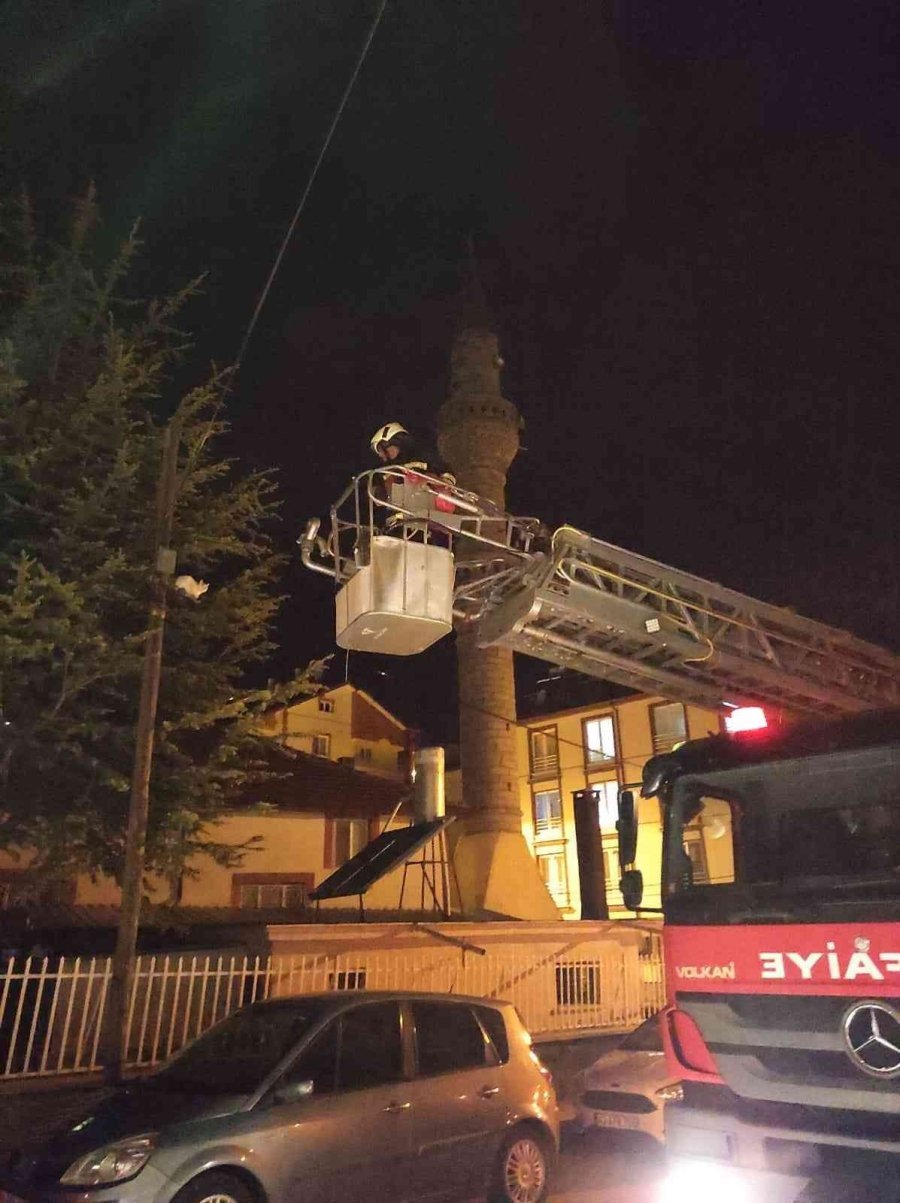 Çıktığı Direkten İnemeyen Kediyi İtfaiye Kurtardı