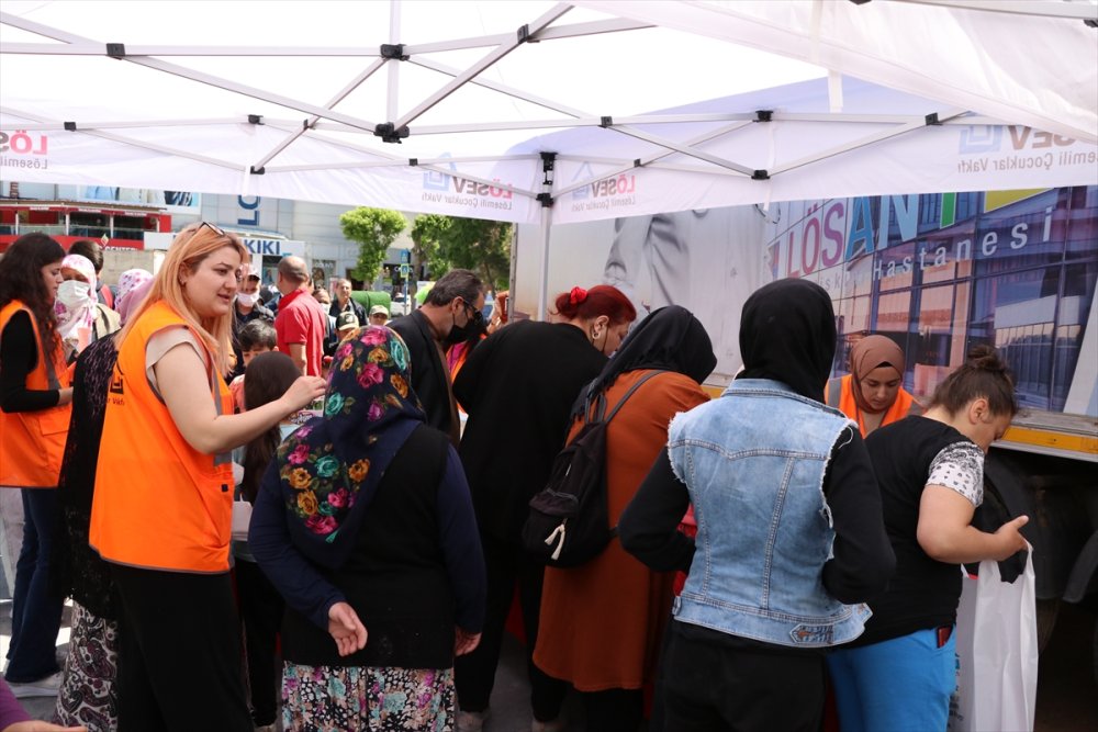 Lösev'in "İyilik Tırı" Niğde'de Yardım Dağıttı